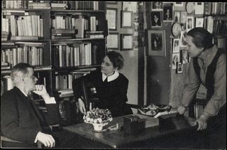 800px-James_Joyce_with_Sylvia_Beach_at_Shakespeare_&_Co_Paris_1920