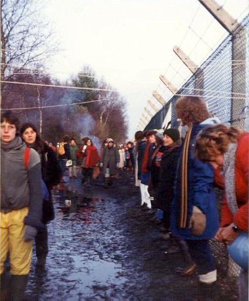 Embracing_the_base,_Greenham_Common_December_1982_-_geograph.org.uk_-_759090 (1)