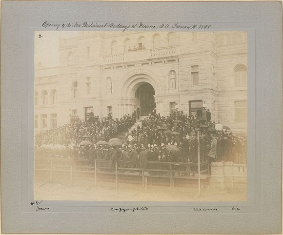 721px-Opening_of_new_Parliament_buildings_at_Victoria,_B_C,_February_10th_1898_2_(HS85-10-9752)