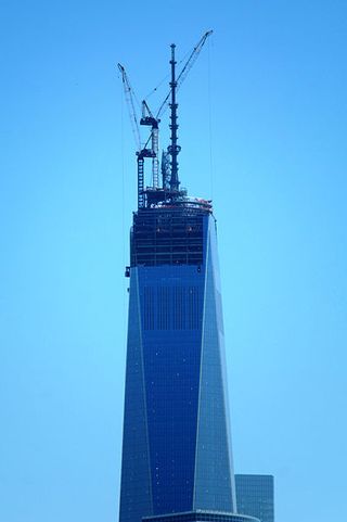 399px-Spire_installed_at_the_top_of_One_World_Trade_Center_-_2_May_2013