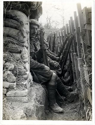 460px-Highlanders_and_Dogras_in_a_trench_with_dugouts_Fauquissart,_France_(Photo_24-294)