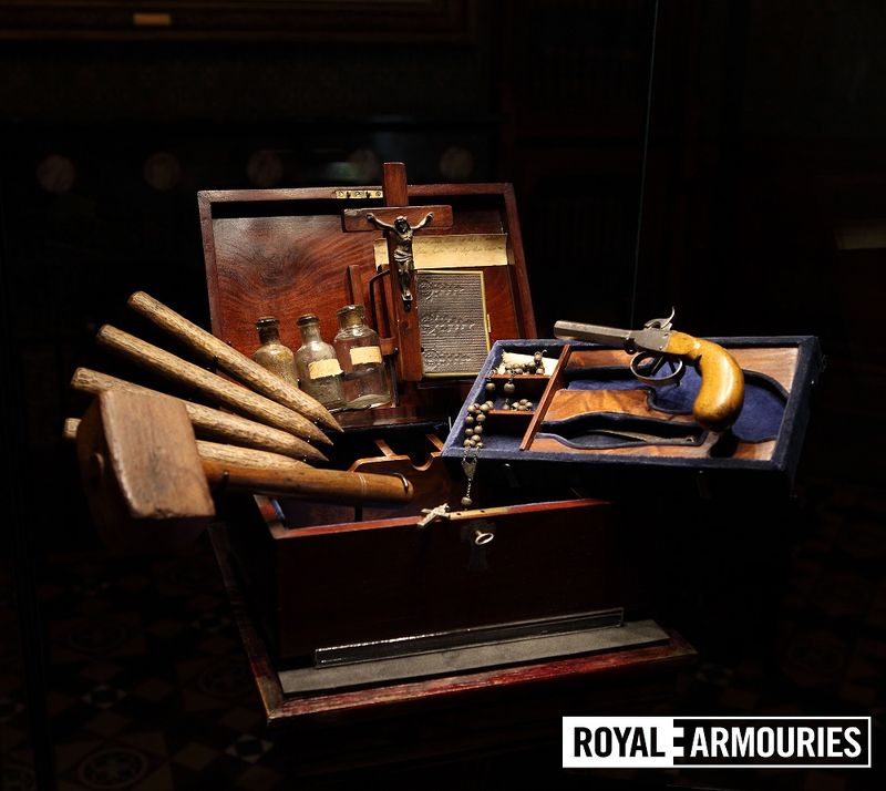 A Vampire-Hunting Kit Purportedly From the 19th Century Sells for $20,000  in the U.K., Exploding Its Meager $2,400 Estimate