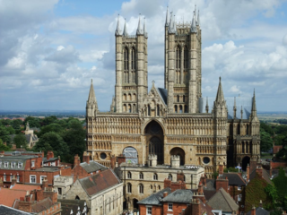 Main_front_of_Lincoln_Cathedral,_2009